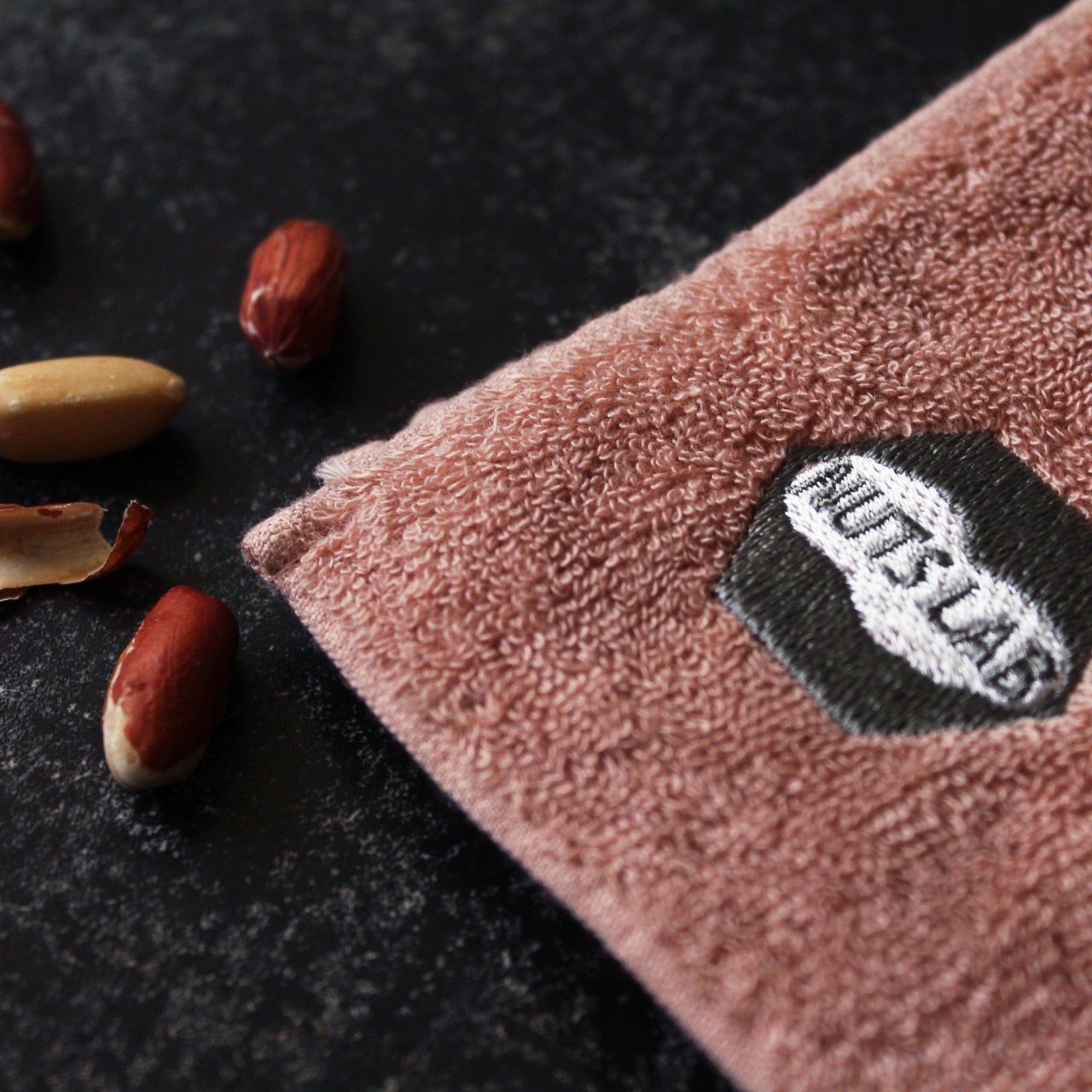 【NUTS LAB × UCHINO】ピーナッツの薄皮で染めたミニタオル